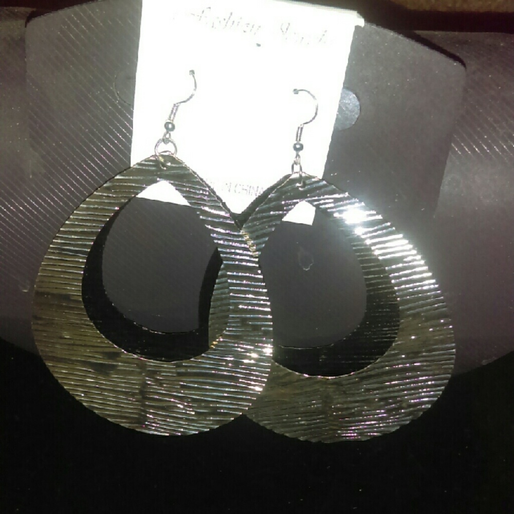 SILVER/BLACK HOOPS